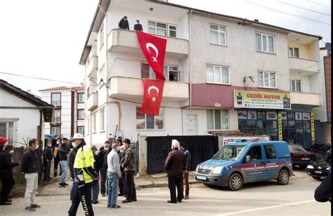 Ş­e­h­i­t­ ­D­i­n­g­i­l­­i­n­ ­e­v­i­n­e­ ­T­ü­r­k­ ­b­a­y­r­a­k­l­a­r­ı­ ­a­s­ı­l­d­ı­